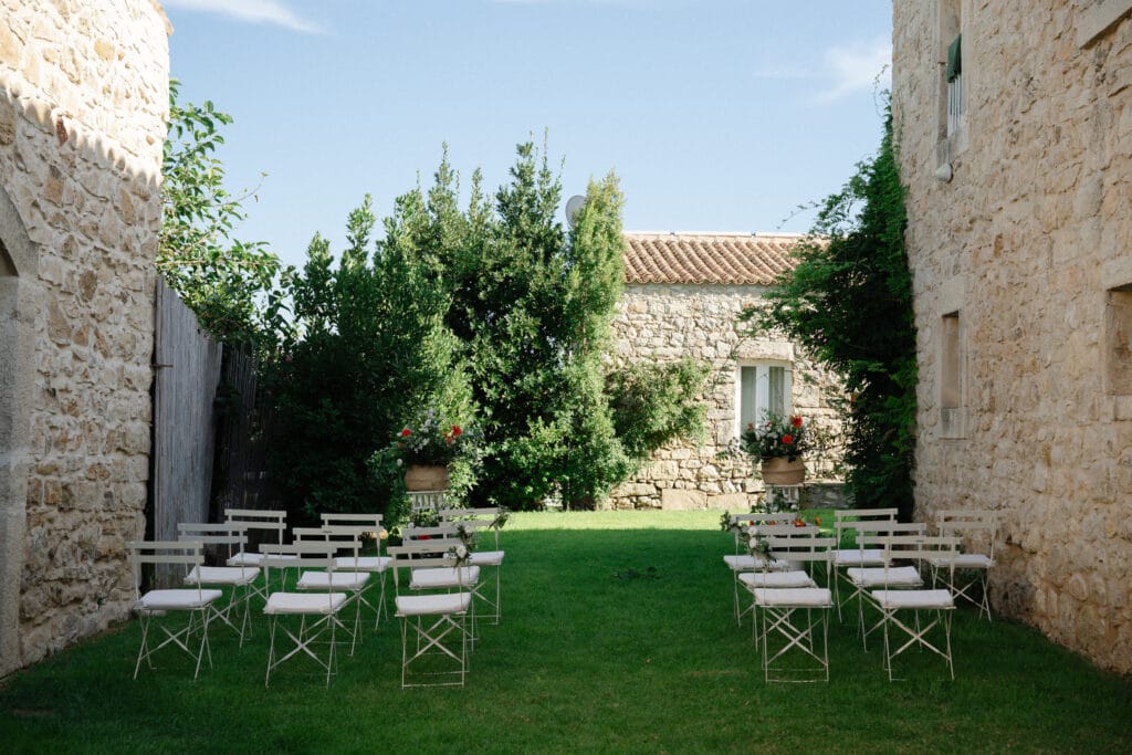 Cortile in pietra allestito per una cerimonia simbolica a Baglio Occhipinti, Vittoria.