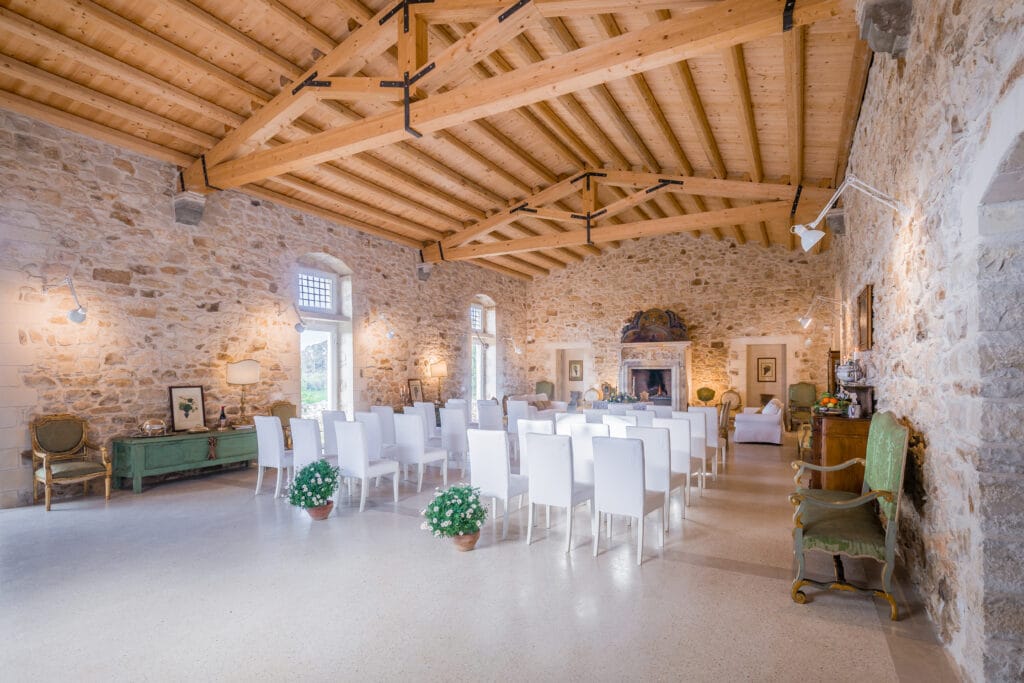 Sala interna in pietra con sedute per la cerimonia a Baglio Occhipinti, Vittoria.
