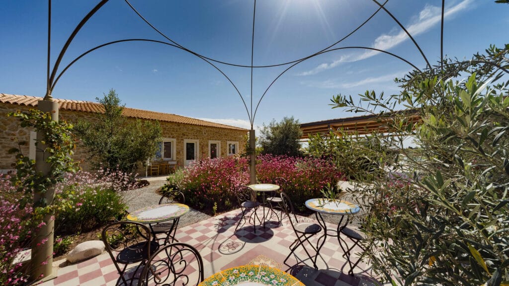 Cortile fiorito di Casale Milocca.