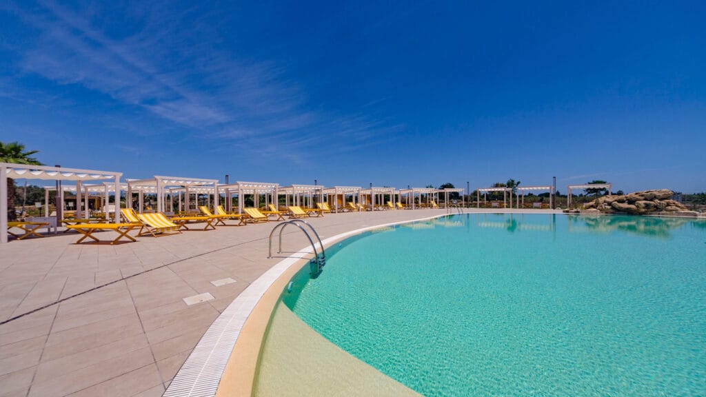 Piscina e solarium di Casale Milocca.