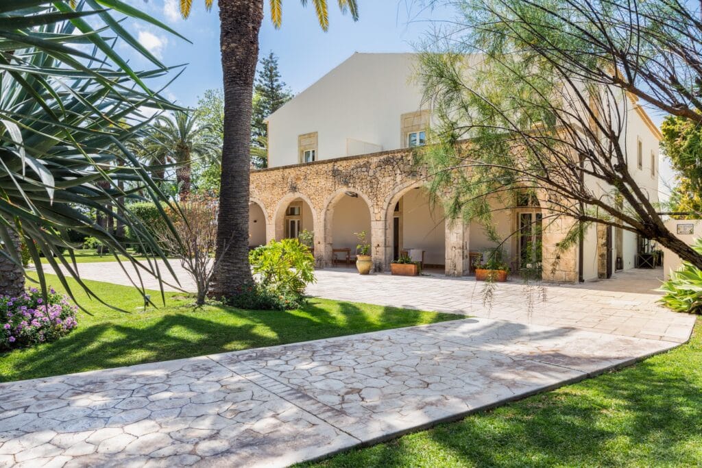Facciata e giardino di Dimora Caiammari Luxury Hotel & Spa.