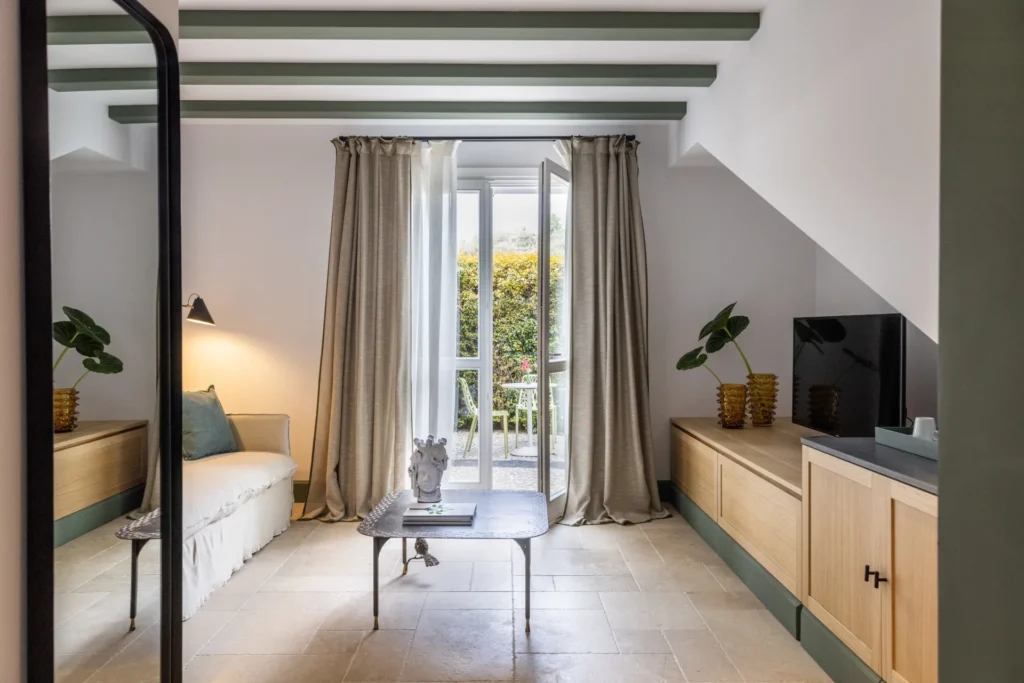 Interni della suite di Donna Carmela Resort & Lodges.