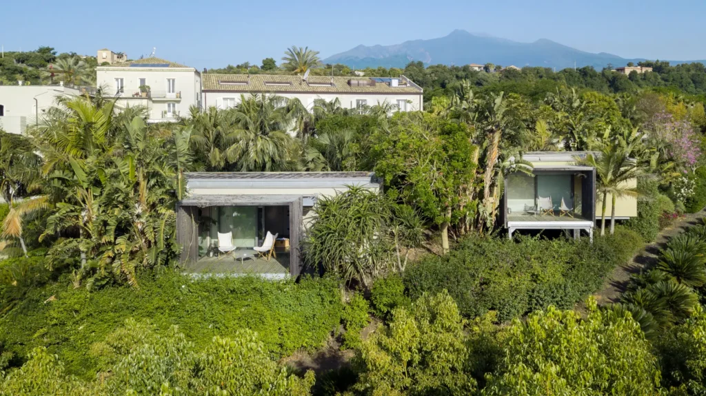 Vista dei lodge e del giardino di Donna Carmela Resort & Lodges.