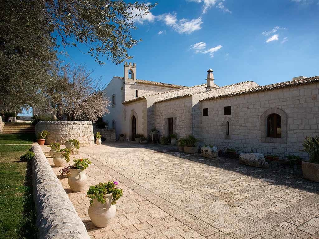 Cortile in pietra di Eremo della Giubiliana.
