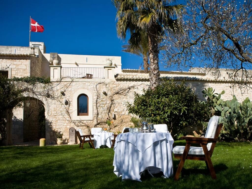 Giardino e facciata in pietra di Eremo della Giubiliana.