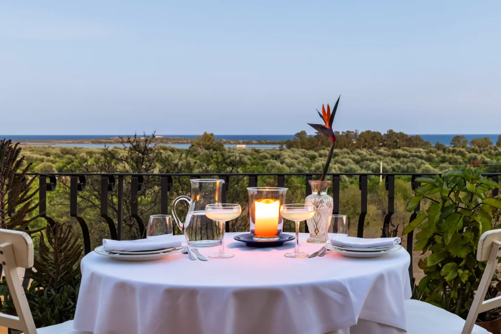 Tavolo sulla terrazza panoramica di Masseria Costanza.