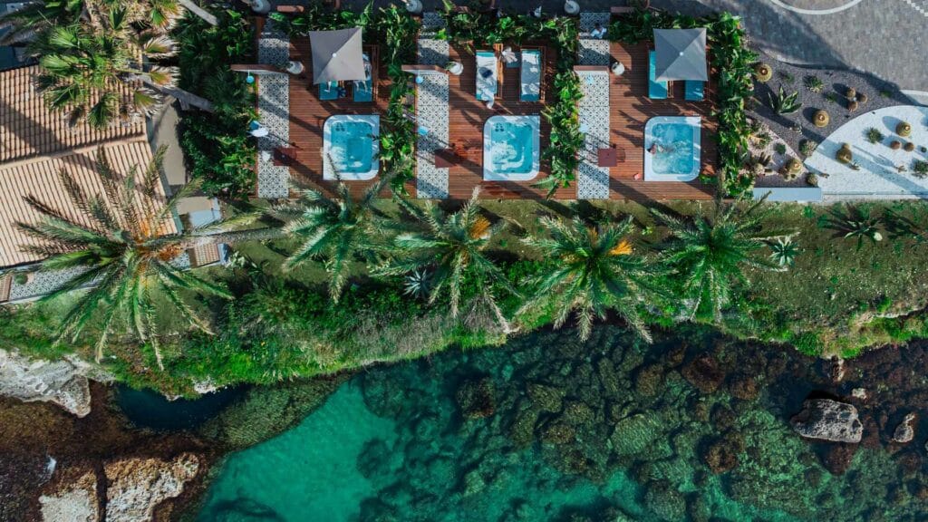 Ville e piscine viste dall’alto di Minareto Seaside Luxury Resort & Villas.