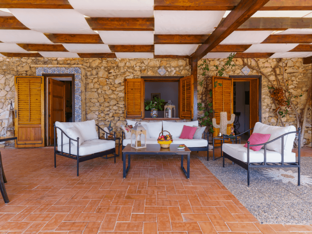 Veranda della location di Torre di Scopello.