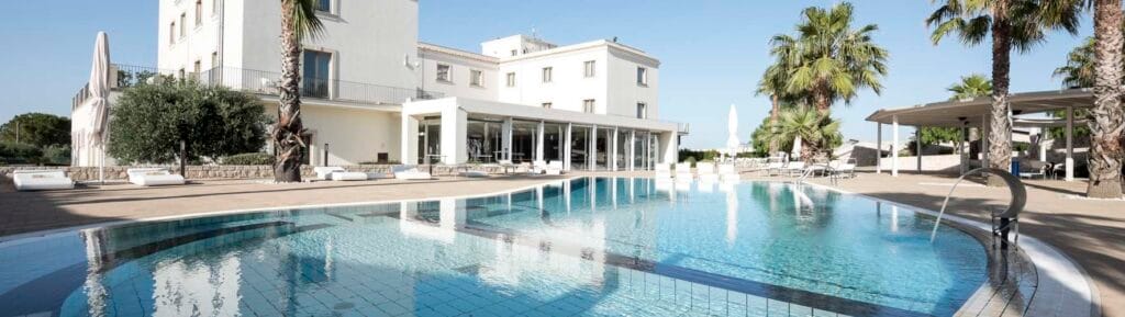Piscina e facciata del resort di Pietre Nere Resort & SPA.