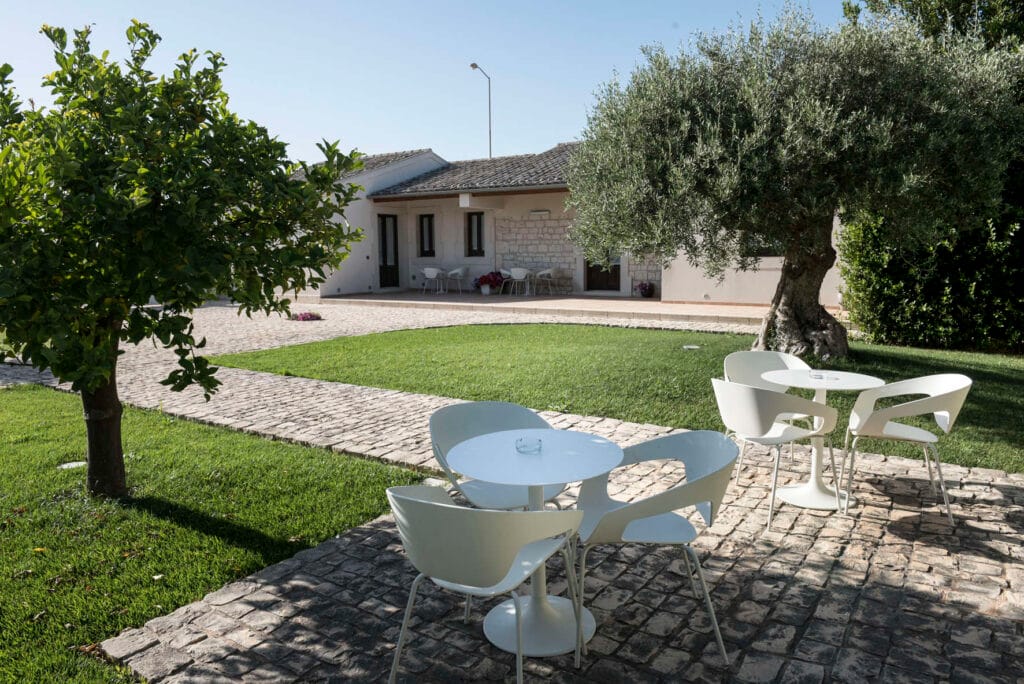 Cortile verde e ulivi di Pietre Nere Resort & SPA.