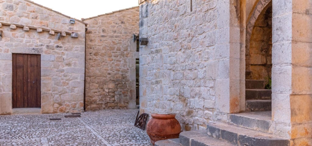 Cortile e ingresso in pietra di Torre Don Virgilio Country Hotel.