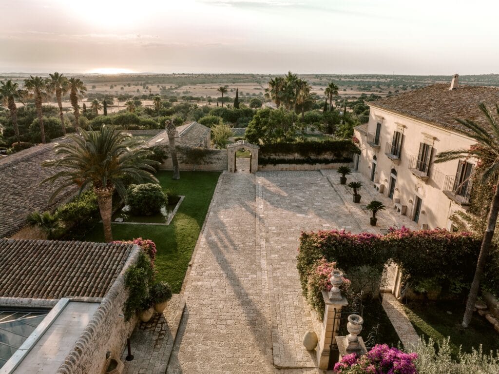Cortile della villa di Villa Criscione.