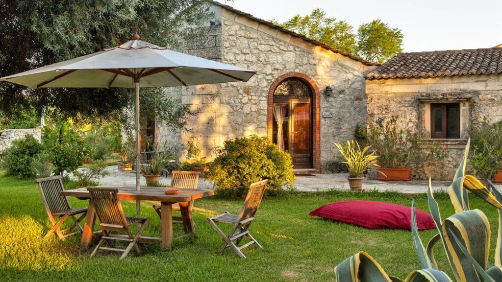 Edificio in pietra e giardino di Villa dei Papiri.