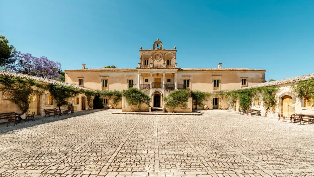 Cortile e facciata di Villa Fegotto.